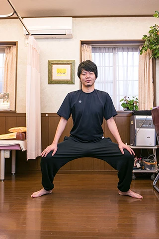  無理のないよう足を開き、ひざを曲げてゆっくりと腰を下ろし、下ろしきったらゆっくりと上げる。下ろす際は、お尻で支える感覚でするといい