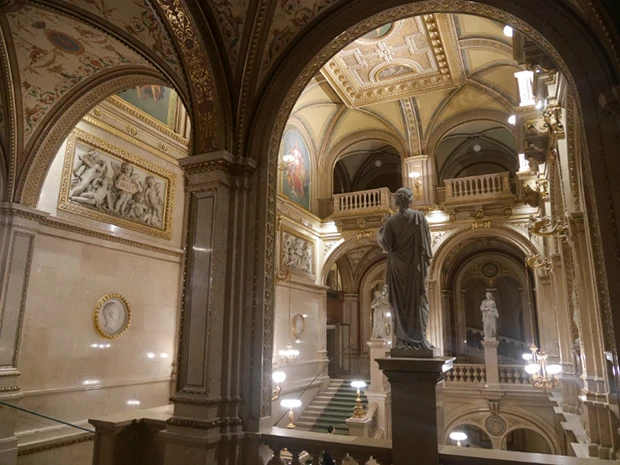 豪華絢爛なオペラ座の中