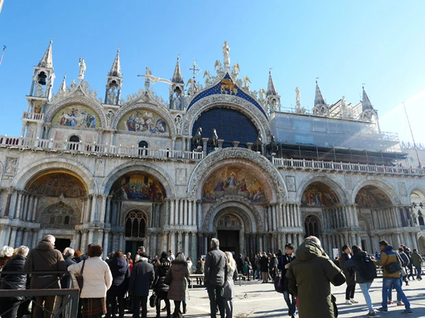 サンマルコ寺院。観光客が一番集まる本島のサンマルコ広場