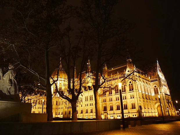 夜の国会議事堂