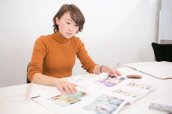 撮影した作品を前に女性の体の魅力を熱く語る花盛。美容院やラブホテルなどでも撮影。モデルに合わせて花盛が企画して場所も決めるが、場所ありきでモデルを選ぶことも