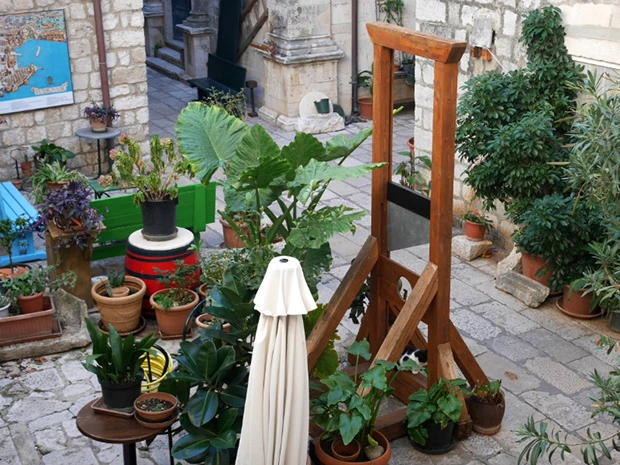 城壁からの街中の景色に突如現れたギロチン。猫ちゃん危ないよ!