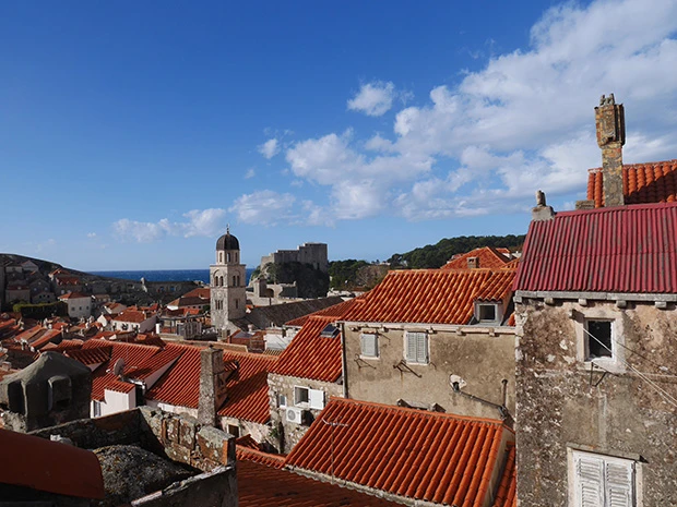 空が晴れると窓からの景色も違う