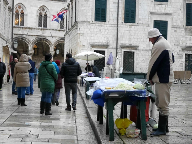 スーパーのあるグンドゥリチェヴ広場で行われていたキャベツの千切り