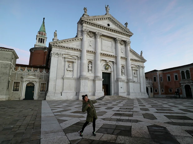 サン・ジョルジョ・マッジョーレ教会。ポーズがイマイチな私
