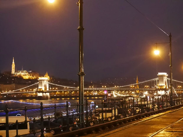 ドナウ川にかかる、くさり橋