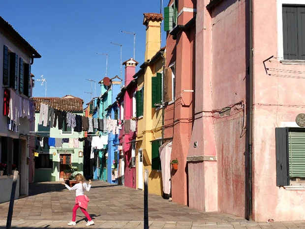 いろんな色の建物や洗濯物があるのになぜか統一感