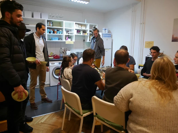 フリーフードに集まる旅人たち。フードの内容に対し笑顔が消える