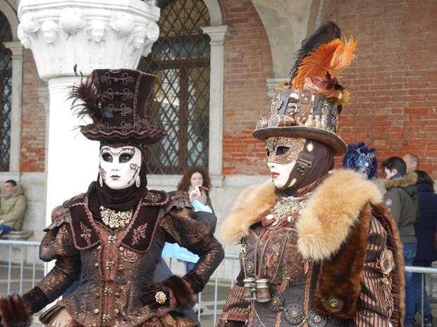 コーヒーカラーのドレスも素敵です