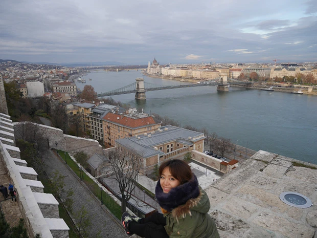 ブダペストはドナウ川をはさんで、私がいる方、西岸がブダ、東岸がペスト
