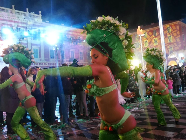 サンバ隊やセクシーダンサーも登場! スプレーは勘弁して~って苦笑いしてた