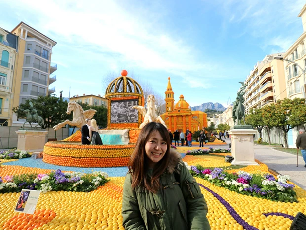 会場内。奥には山が見える