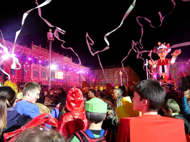 ニースのカーニバル「光のパレード」スタート!