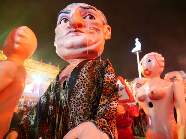 何体もの裸のビニール人形と権力者らしき着ぐるみ。子供もいるけどダイジョブ?(笑)