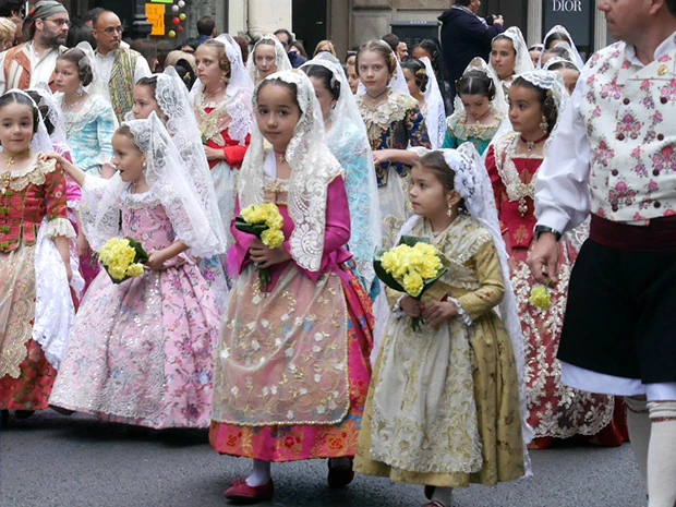 聖母マリアに捧げる献花パレード