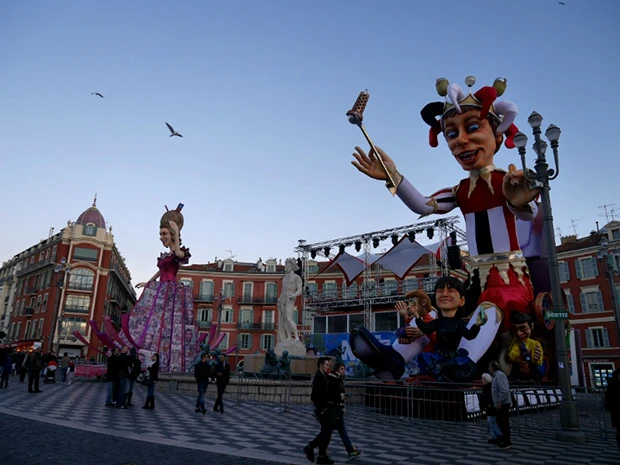 カーニバル期間中だけど、人形以外は殺風景なマセナ広場