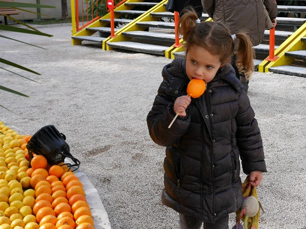 子供は飴に夢中