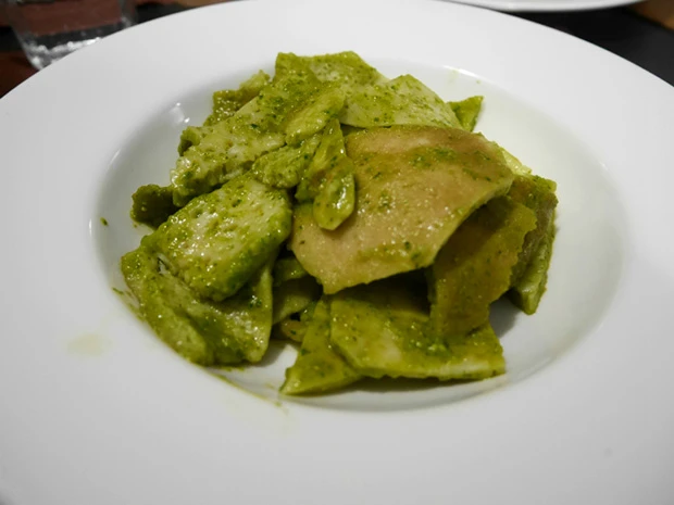 イタリア最古の生パスタ「テスタローリ」9.5ユーロ(約1300円)