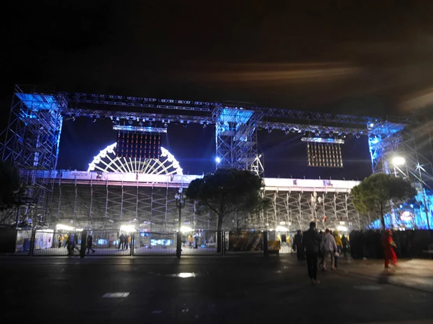 外から見たパレード会場。マセナ広場は閉鎖されチケットがないと中に入れない