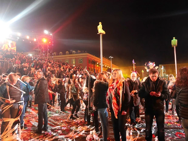 足元には紙吹雪が散らかり、スプレー缶が転がっている