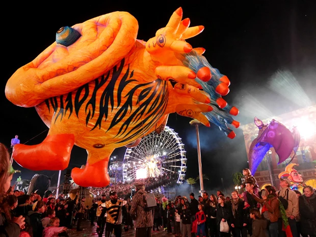 立ち見席は柵に区切られているのかと思ったら、なんとパレードの通る道と一緒! 風船凧も巨大すぎる!