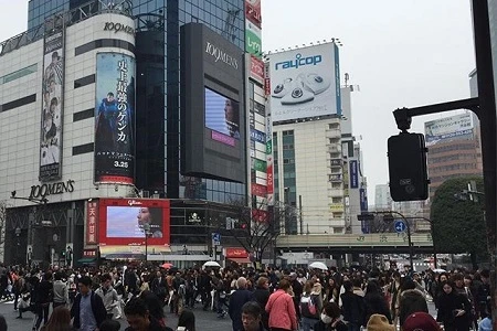 定番のナンパスポット・渋谷スクランブル交差点。ここだと倍率は高いかも…