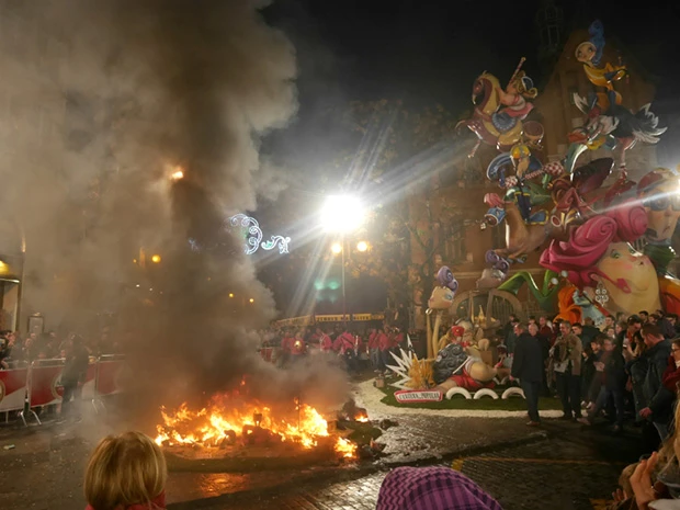 小さいものから燃やしていき、最後は市庁舎前の一番大きなファリャを燃やして終了