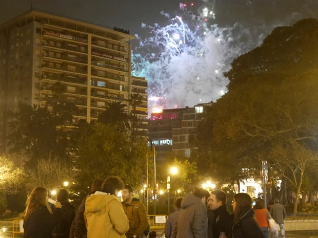 深夜に始まる打ち上げ花火
