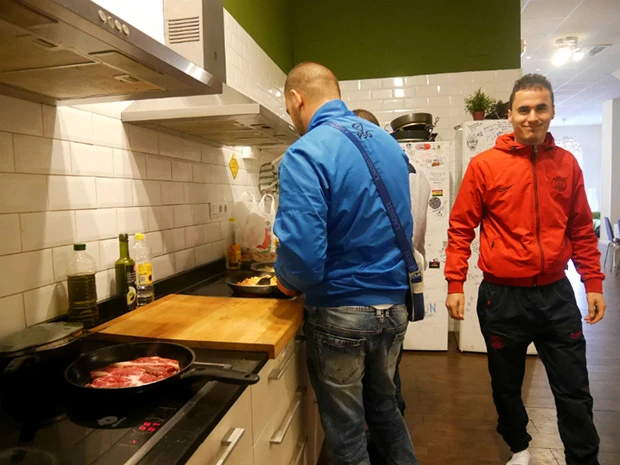 ルームメイトのアルジェリア人とキッチントーク。冷凍ポテトに苦戦中