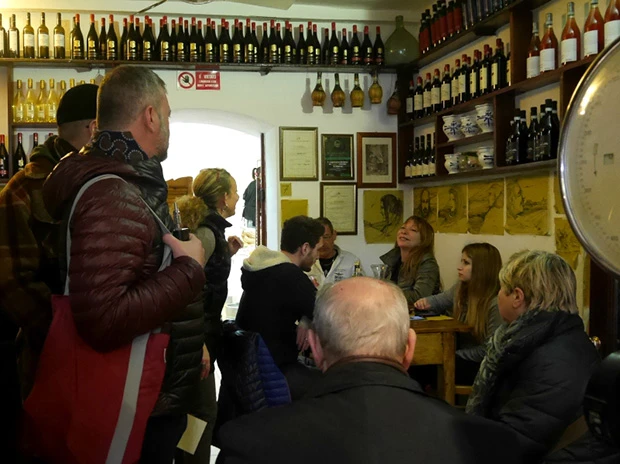 待ってる人いっぱいの忙しい店内