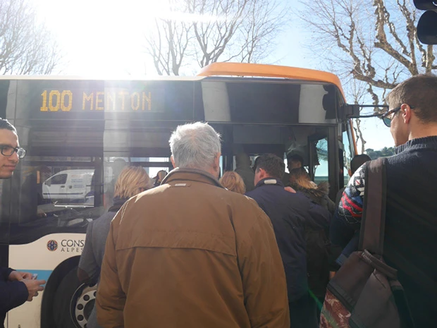 ニースからマントンまで市バス。やっぱり皆並ばない~