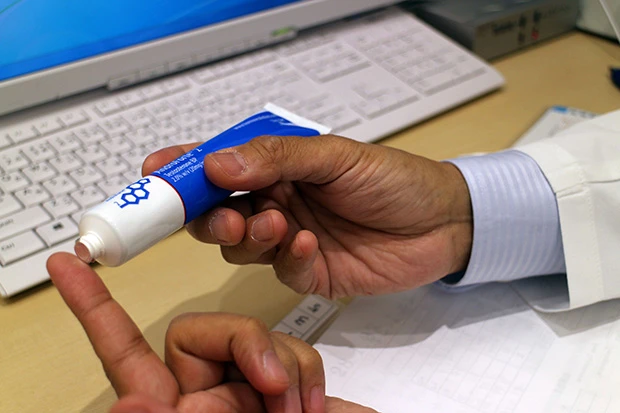 メンズヘルスクリニック東京で処方される、男性ホルモンのテストステロンの塗り薬。肌に塗ることで体内にホルモンを補充する