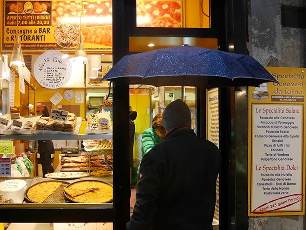 フォカッチャリア。手前で売られている丸くて黄色いものがファリナータ