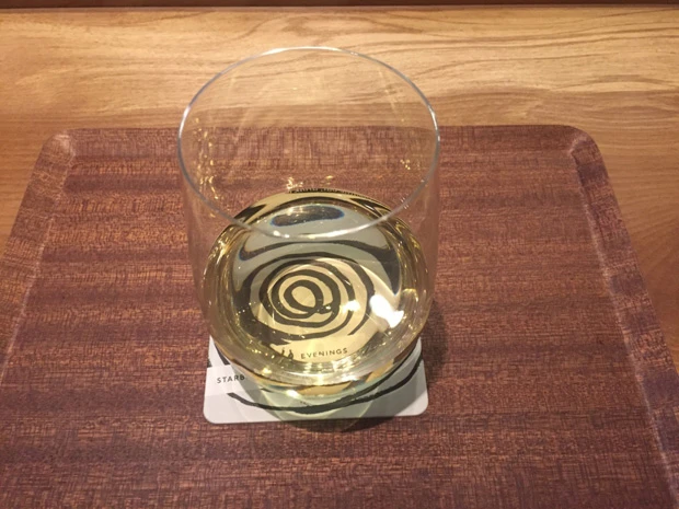 スターバックス丸の内新東京ビル店の白ワイン(税込918円)