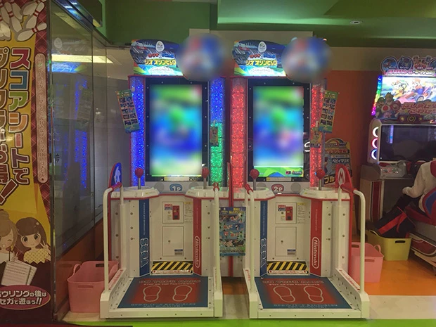  足元のフットセンサーと左右のレバーを使って全身を動かしながら「１００ｍ走」「１００ｍ自由形」「ハンマー投」「新体操クラブ」など計１０種目のオリンピック競技に挑戦！！　かなり盛り上がる