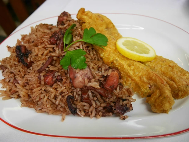 日本人女子にモテモテのタコ飯。約17ユーロ