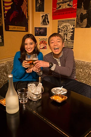 本誌ではＩＴ企業勤務のスナック女子・あさみさん（左）も登場。スナック女子と仲良くなる方法を解説！