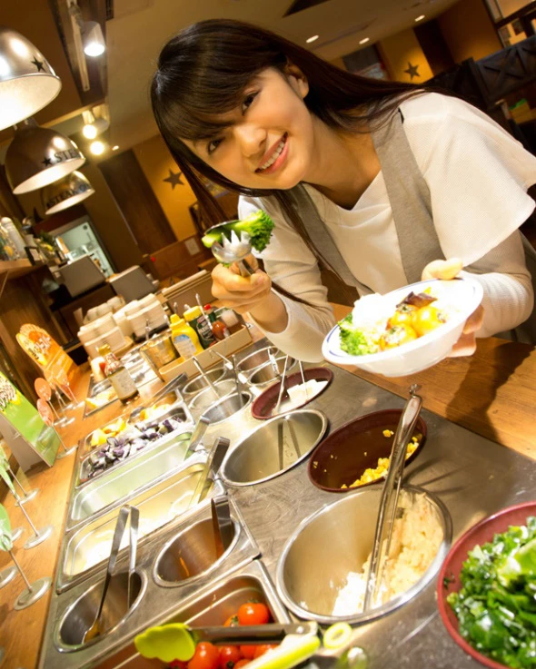 20種類の食材が揃ったサラダバー。山地さん的には味とボリューム感だけでなく、清潔感も高ポイント!
