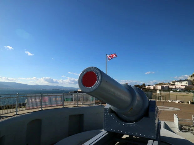 ユニオンジャックの旗と大砲。左に見えるのはアフリカ大陸