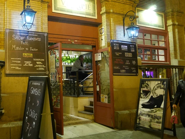 フラメンコショー無料と書かれた店