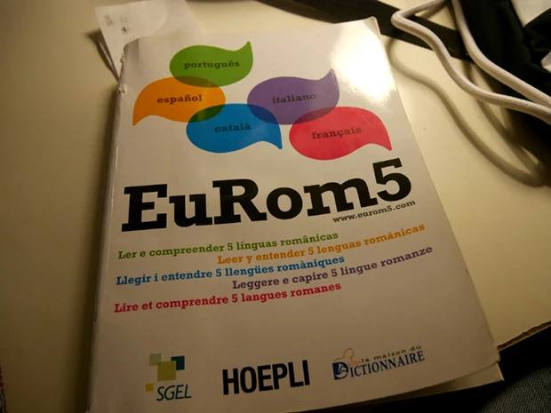 教材はダリオの私物。ポルトガル語を勉強しているんだってさ~
