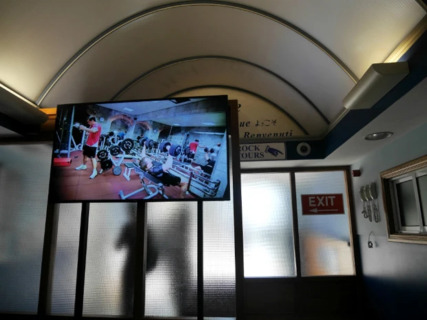 ジブラルタル入口。なぜか深夜通販のようなTVと、なぜか「ぅ」が小さい