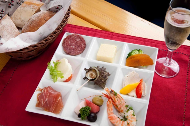 レストラン・キハで提供されるイタリアンのコース料理(ひとり1万6千円)の一例。前菜から地元の食材がふんだんに使用されている