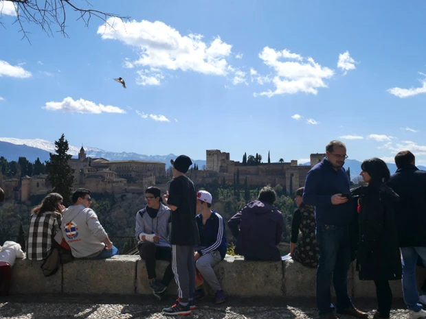 サンニコラス広場。800年余り続いたイスラム国家の「アルハンブラ宮殿」が見える