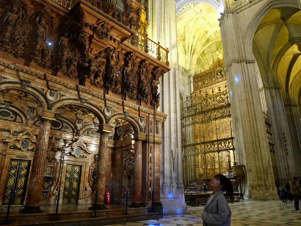 イスラム教とキリスト教の建築様式が混じり合う大聖堂内部