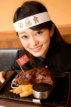今回、山地さんに食べてもらうのは1ポンド熟成赤身ステーキ(450グラム 2699円 税別)だ!