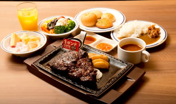 「1ポンド熟成赤身ステーキ」、そしてサラダやカレーなど山地さんがセレクト。「カレーも美味しいので、ぜひ!」(山地さん)