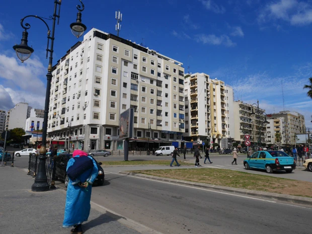 やっと街らしくなってきたが、GPSが動かずここがどこかわからない