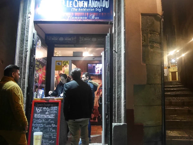 クラブのエントランスのように入場料8ユーロを払って、中でドリンクを買うシステム