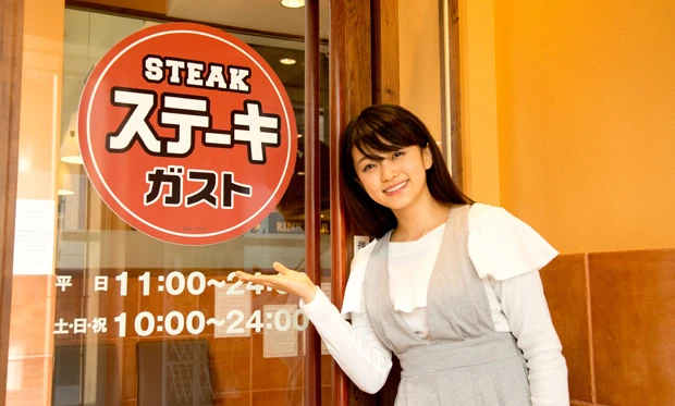 「茶色の看板がステーキガストですよ！」（山地さん）